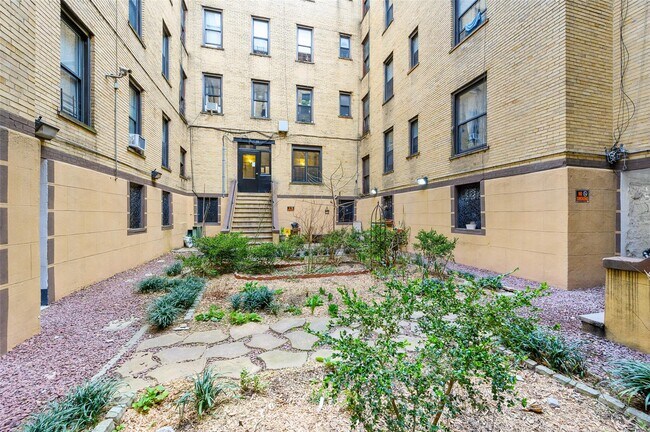 Building Photo - 839 E 19th St