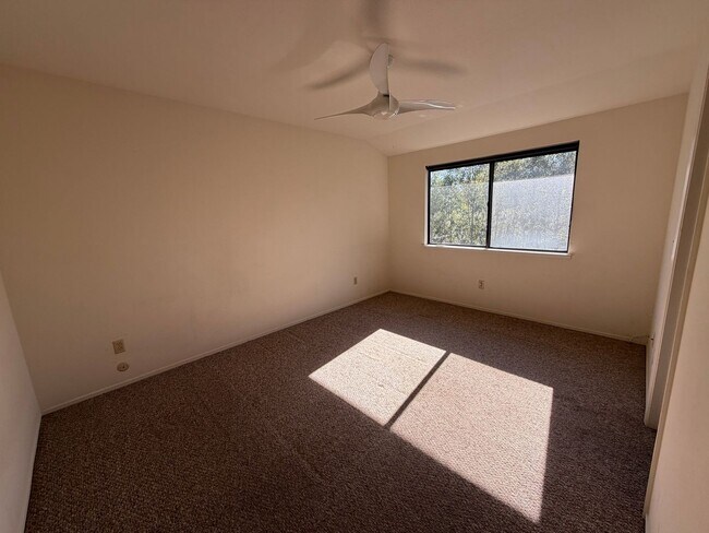 Building Photo - Upgraded Townhome For Rent in Central Live Oak Location