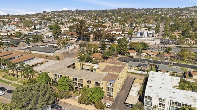 Building Photo - 2266 Grand Ave