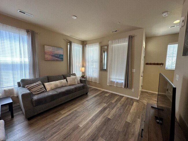 Building Photo - 2 Bed 3 Bath Townhouse with  2 Car Attache...