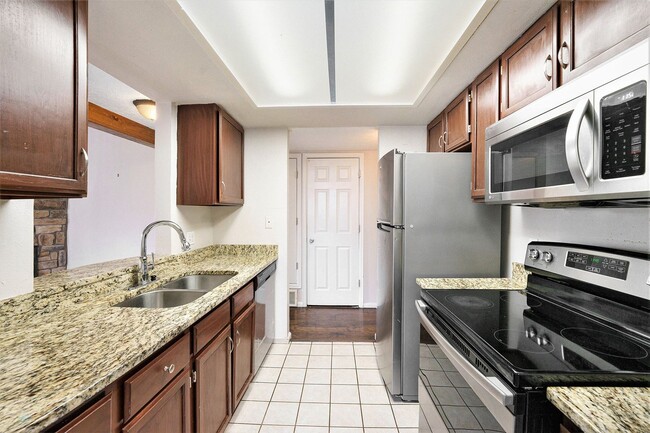 Building Photo - Charming 2 Bed, 2 Bath Condo with Loft in ...