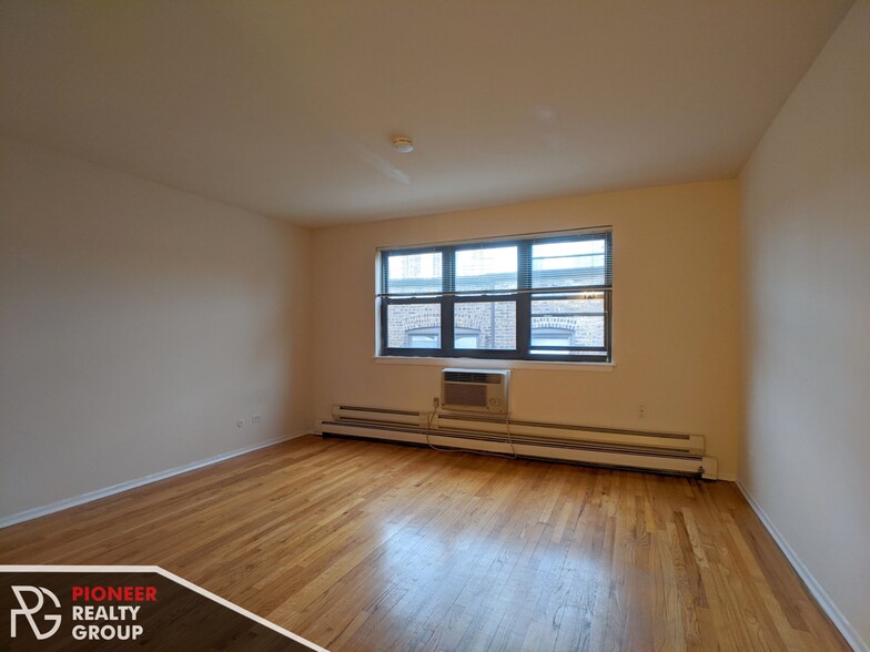 Building Photo - 671 W Wrightwood Ave