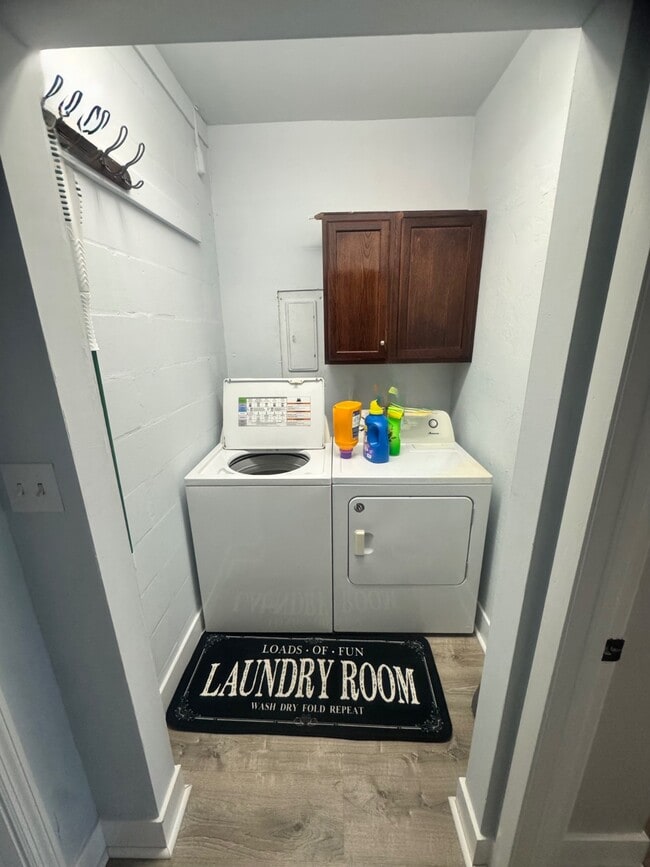 Building Photo - 734 Memorial Dr