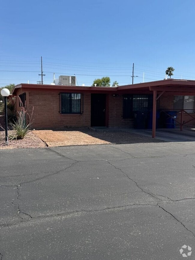 Building Photo - Charming 3 bedroom 2.bath with yard