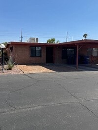 Building Photo - Charming 3 bedroom 2.bath with yard