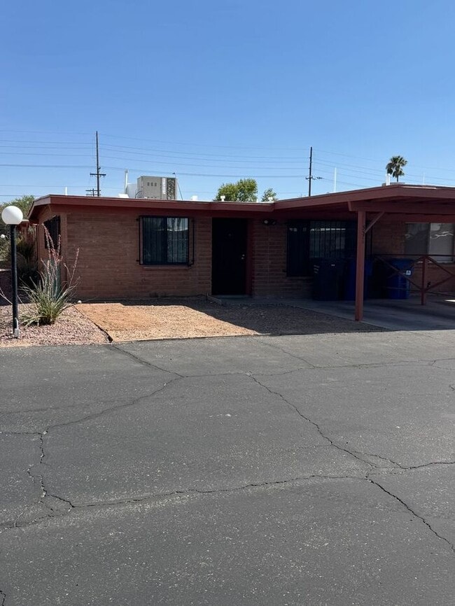 Building Photo - Charming 3 bedroom 2.bath with yard