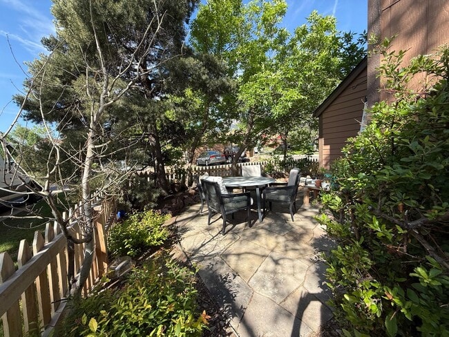 Building Photo - Spacious End-Unit Townhome in Scenic Shana...