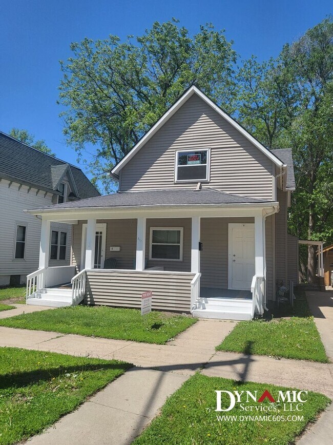 Primary Photo - 811 S Summit Ave