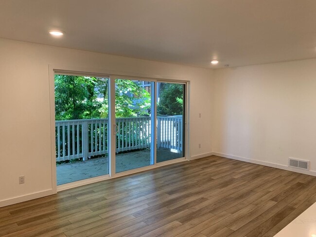 Building Photo - Beautiful Lakefront 2 Bed 1.75 Bath Condo ...