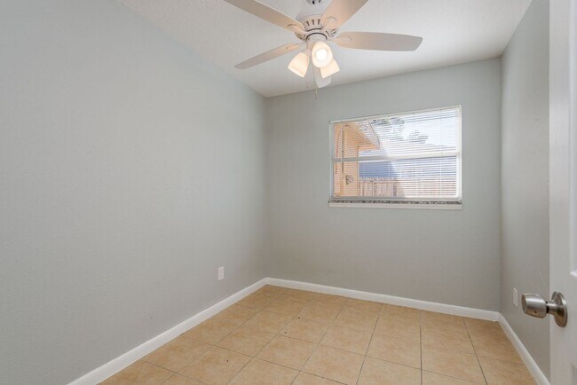 Building Photo - Renovated Home near the Beaches