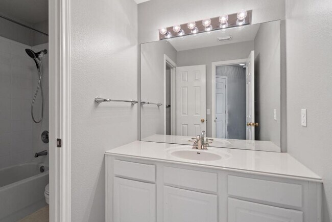 Building Photo - 10724 Thoroughbred Dr