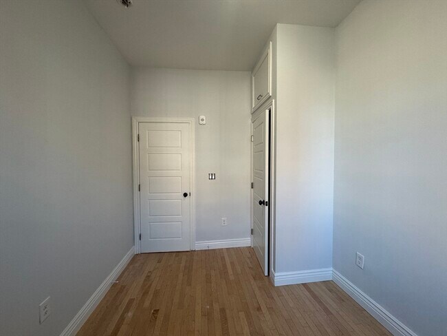 Building Photo - 212 Chelsea St