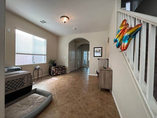 Building Photo - ABSOLUTELY AMAZING! Large 4 bedroom 2 stor...