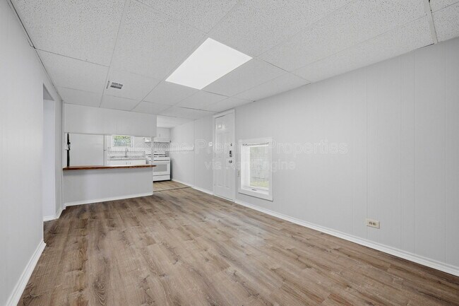 Building Photo - 310 S Barrett Ave
