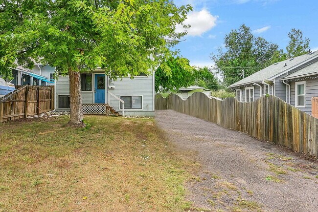 Building Photo - $2,445, 4 bed, 2.5 bath, located in Englewood