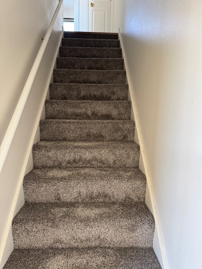 Building Photo - 185 Parkview Dr