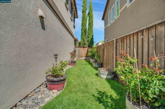 Building Photo - 351 Coolcrest Dr