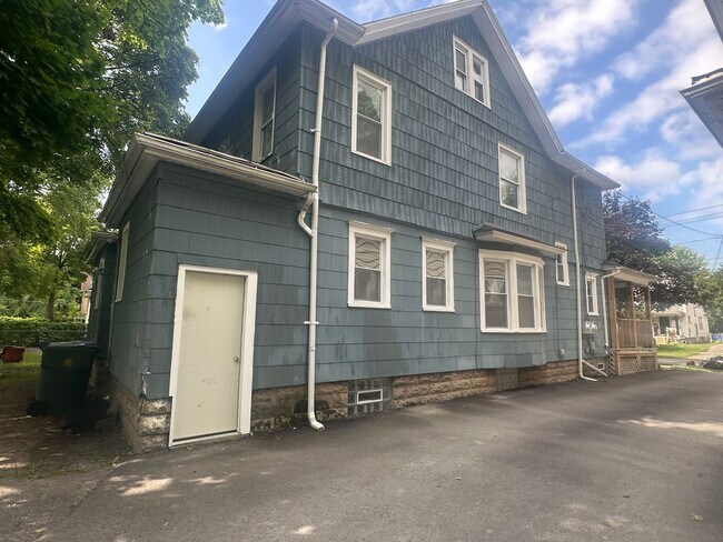 Building Photo - 142-144-144 Burrows St