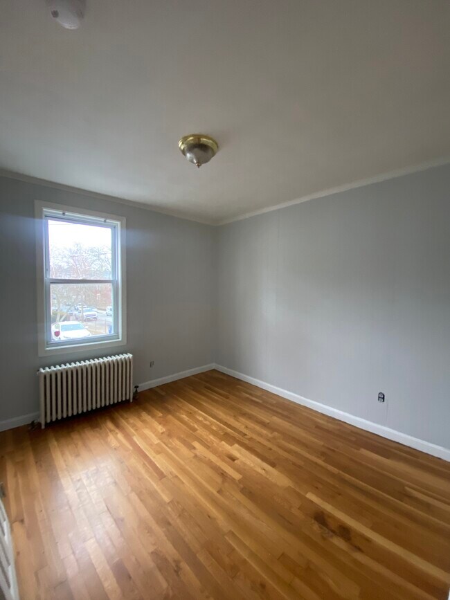 Building Photo - 400 Snell St