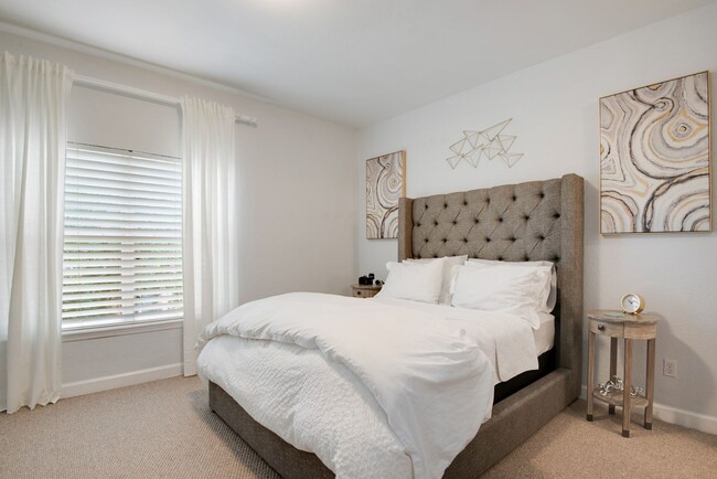 Building Photo - Gorgeous End Unit with pond fountain view -  1 Bed, 1 Bath plus Office/Den Nook on Harbour Island...