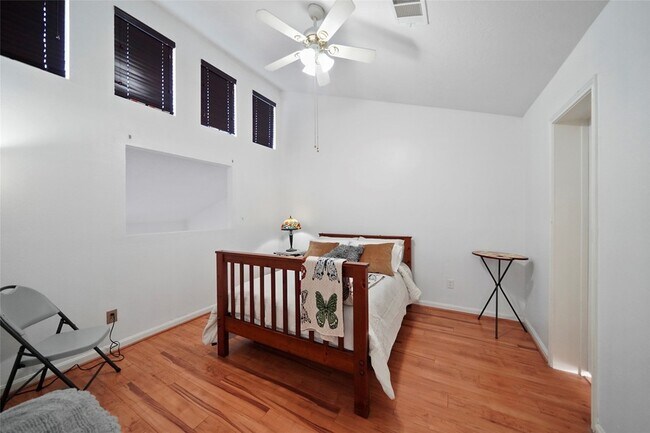 Building Photo - 3 April Point Dr S