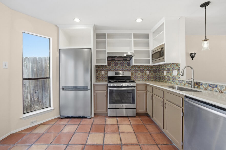 Building Photo - 1411 Gracy Farms Ln