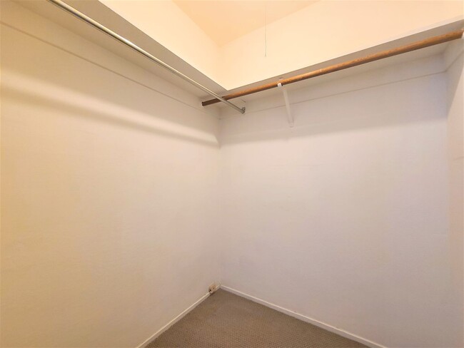 Building Photo - Spacious Condo in Menlo Park available now!