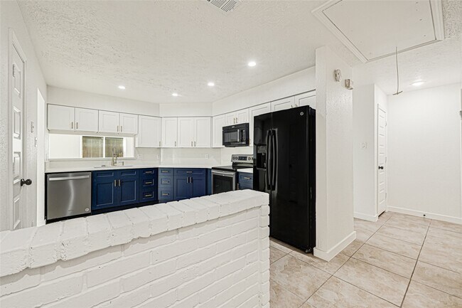 Building Photo - 2239 Pilgrims Point Dr