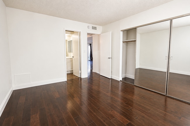 Building Photo - 2 Bedroom + 2 Bath Condo in Winnetka
