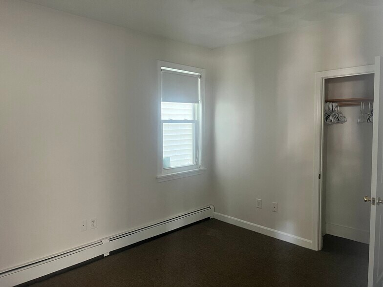 Building Photo - 143 Putnam St