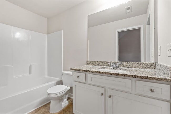 Building Photo - 3 bed 2.5 bath Townhome in Jonesboro!