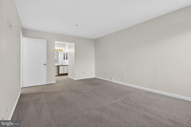 Building Photo - 4950 Columbia Rd