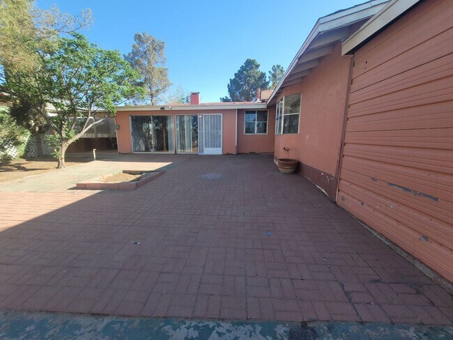 Building Photo - Ready to View!!