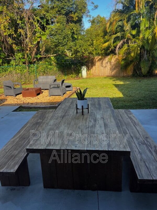 Building Photo - 4044 Tenita Dr