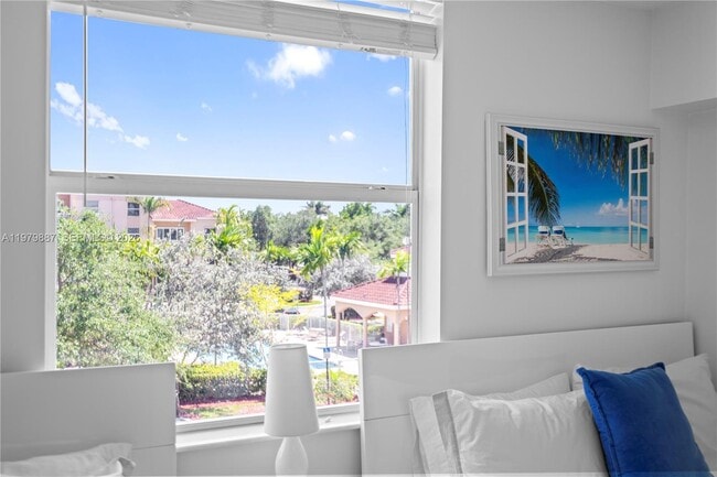 Building Photo - 529 E Sheridan St