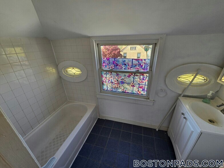 Building Photo - 44 Central St