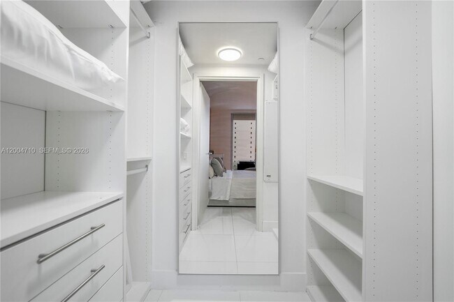 Building Photo - 1300 Brickell Bay Dr