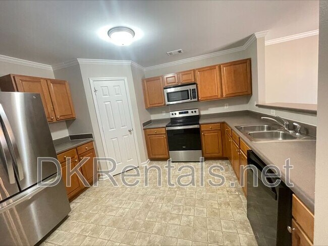 Building Photo - 2355 Mayfair Dr