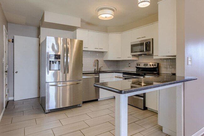 Building Photo - 4 Bedroom Westside Ranch!!