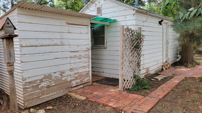 Building Photo - PRE-LEASING FOR September! Quiet Quaint Pr...