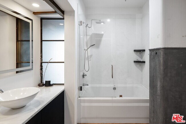 Building Photo - 1850 Industrial St