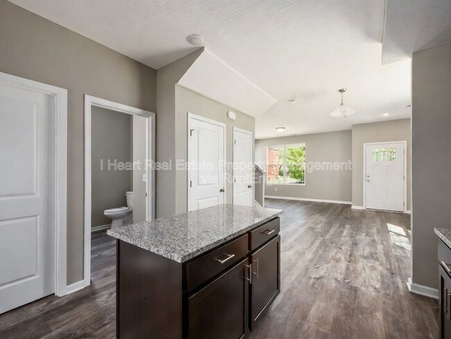 Building Photo - 33 Whitethorne Ave