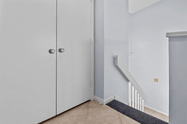 Building Photo - 3961 SW Greenwood Way