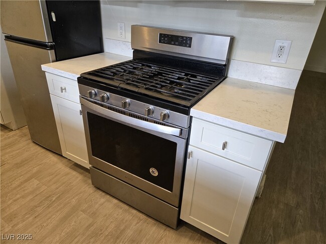 Building Photo - 1405 E Vegas Valley Dr