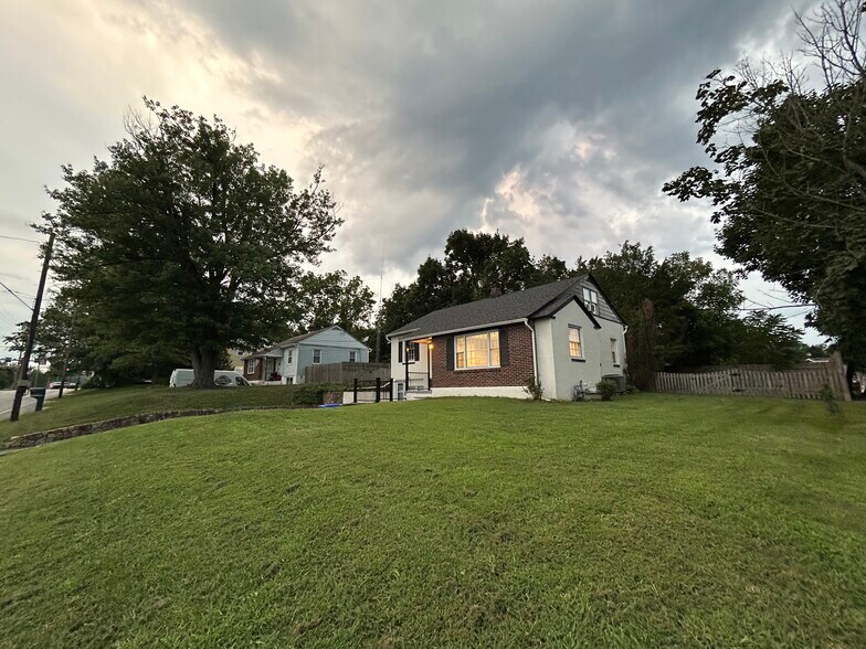 Building Photo - 15 E Pothouse Rd