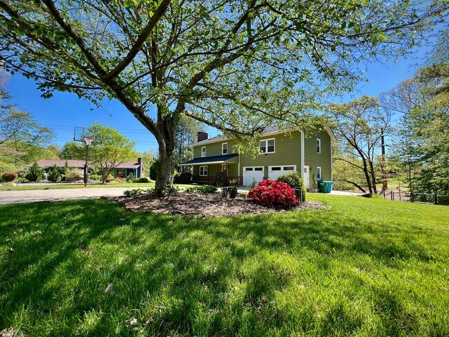 Building Photo - Beautifully Updated Home!  Fenced Yard!