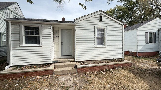 Building Photo - 2302 S Hackley: Completely Renovated 2 Bedroom, 1 Bath Home! Available Now! Washer & Dryer Hookups!