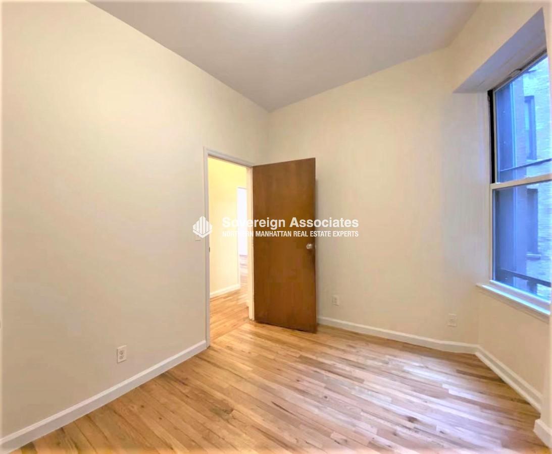 Building Photo - 515 W 111th St