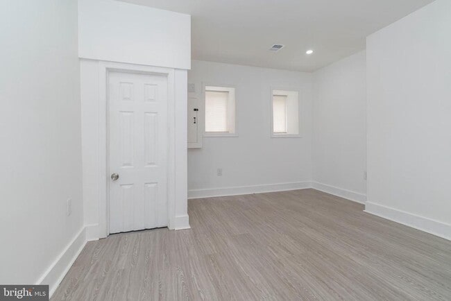 Building Photo - 1528 Holbrook St