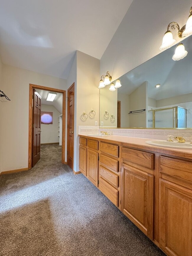 Building Photo - Spacious home in English Ranch